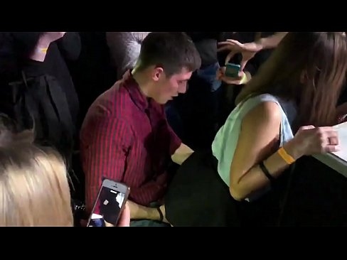 ❤️ Tunay na sex sa isang Russian nightclub. Ang 18-taong-gulang na batang babae na Ruso sa anus at puki ay nakipagkamay sa isang nightclub ️ Just porn sa amin ﹏